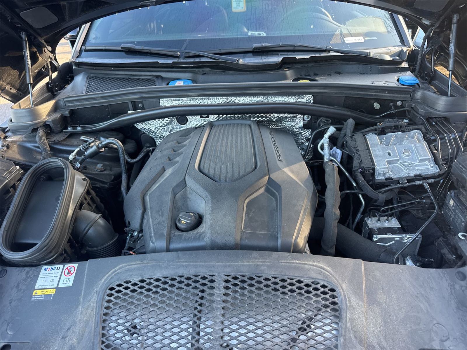 2022 Porsche macan   AWD