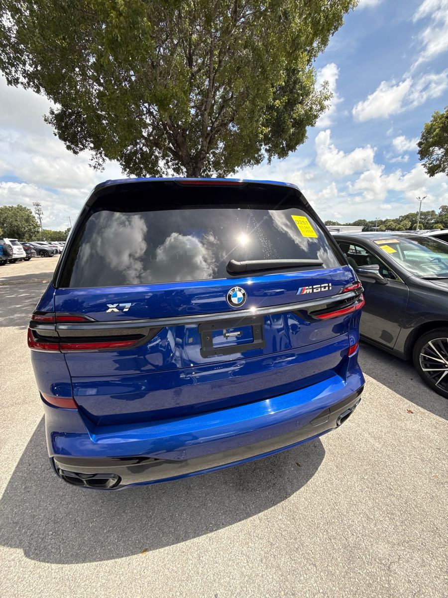 2024 BMW X7  M60i AWD