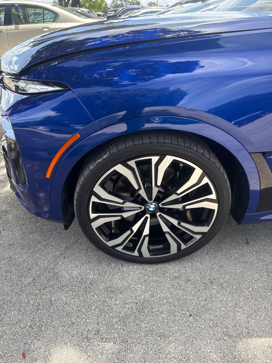 2024 BMW X7  M60i AWD
