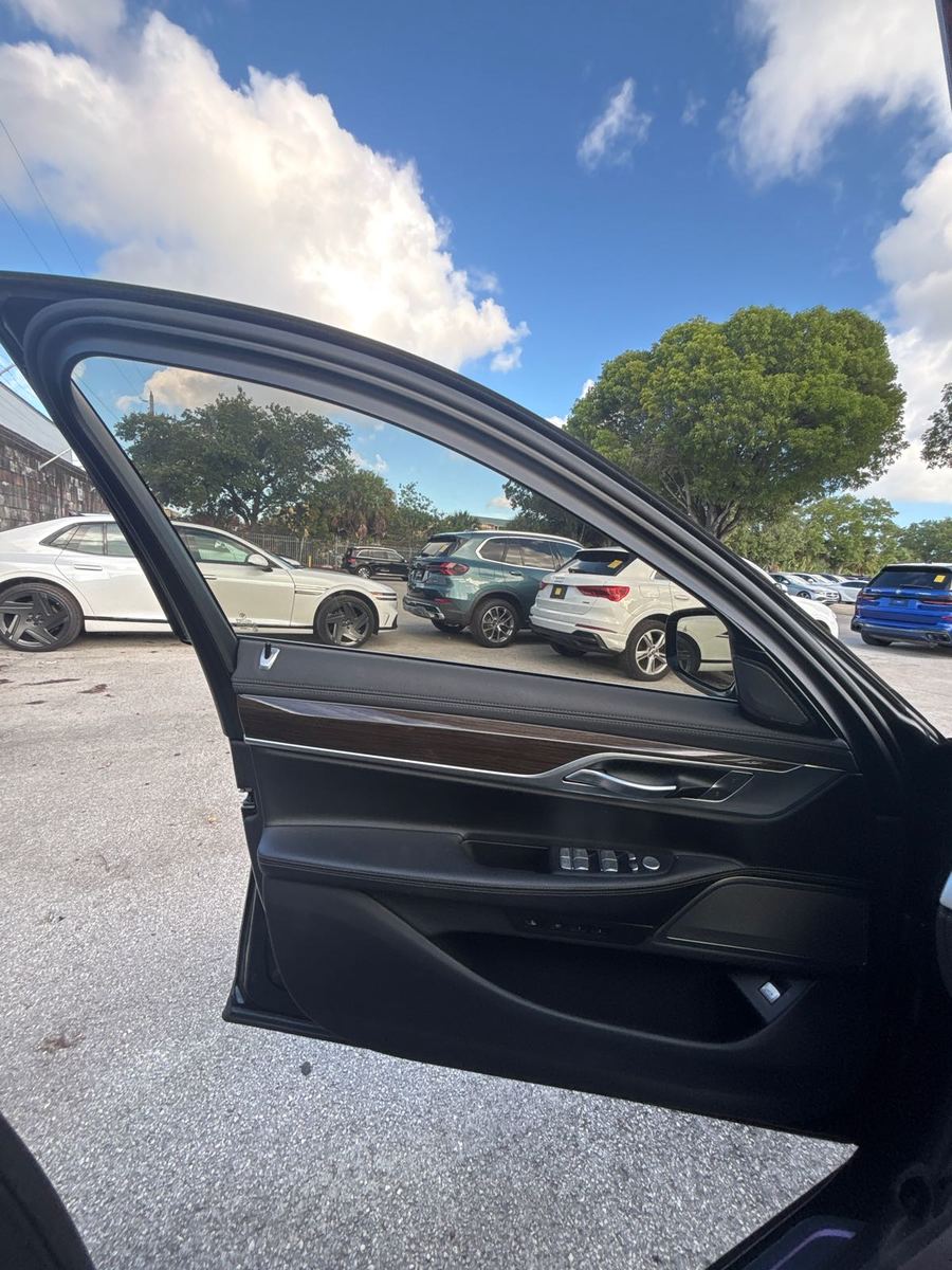 2019 BMW 7-Series  740i RWD