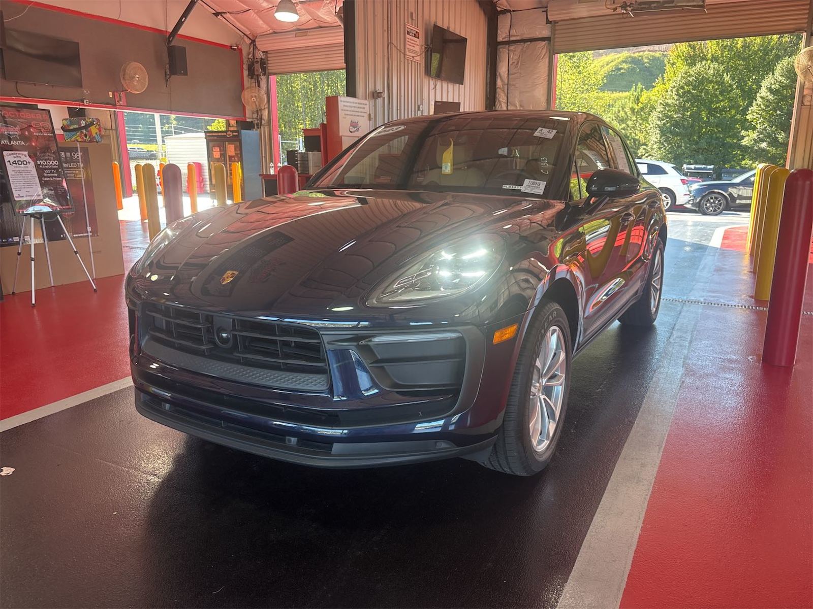 2023 Porsche macan  Base AWD