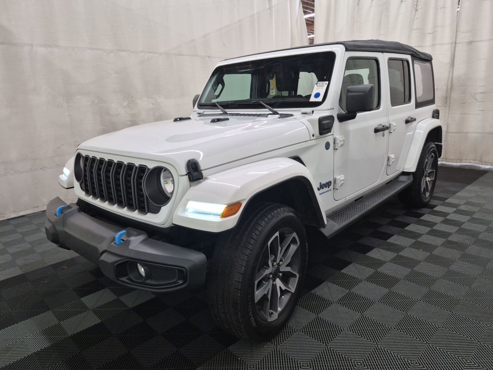 2024 Jeep Wrangler   AWD