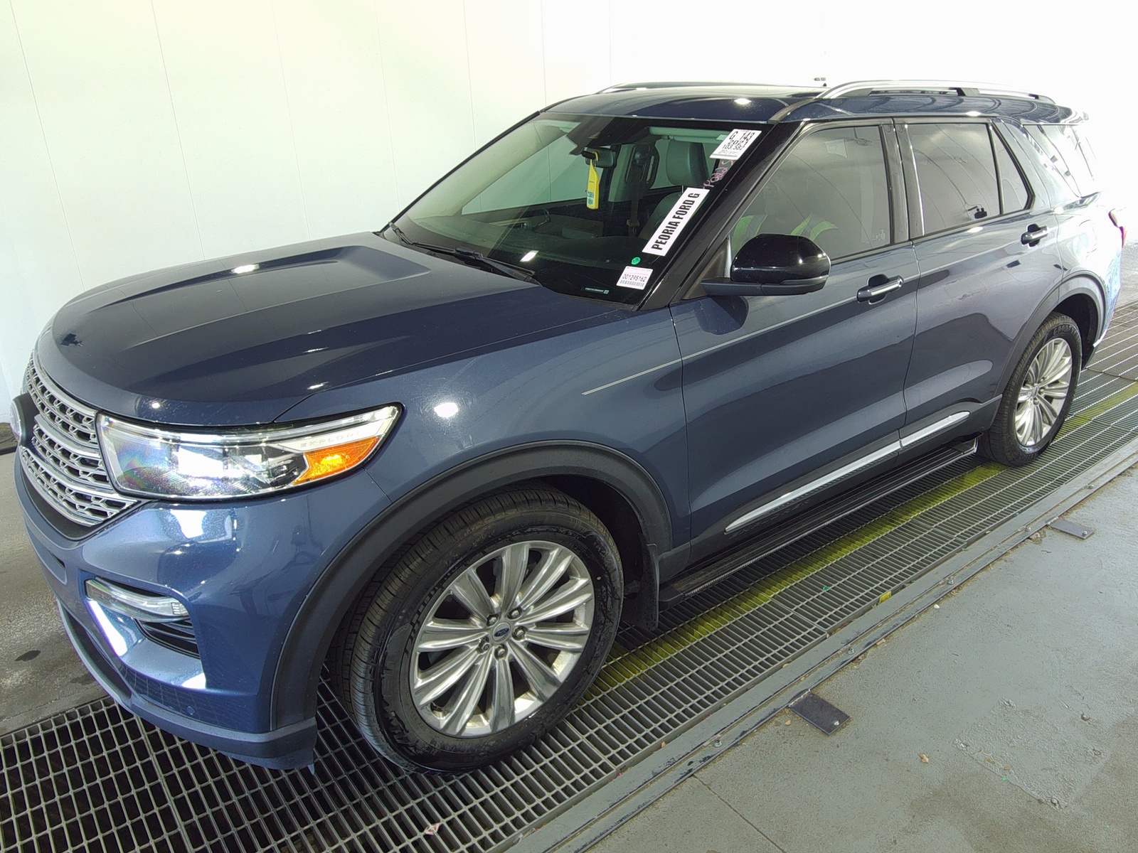 2021 Ford Explorer   RWD