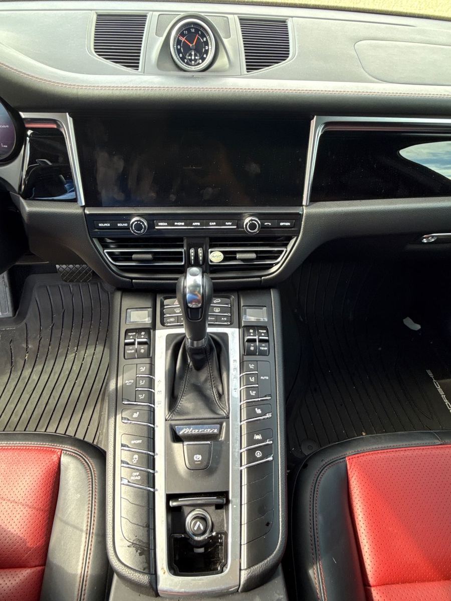 2021 Porsche macan  Base AWD