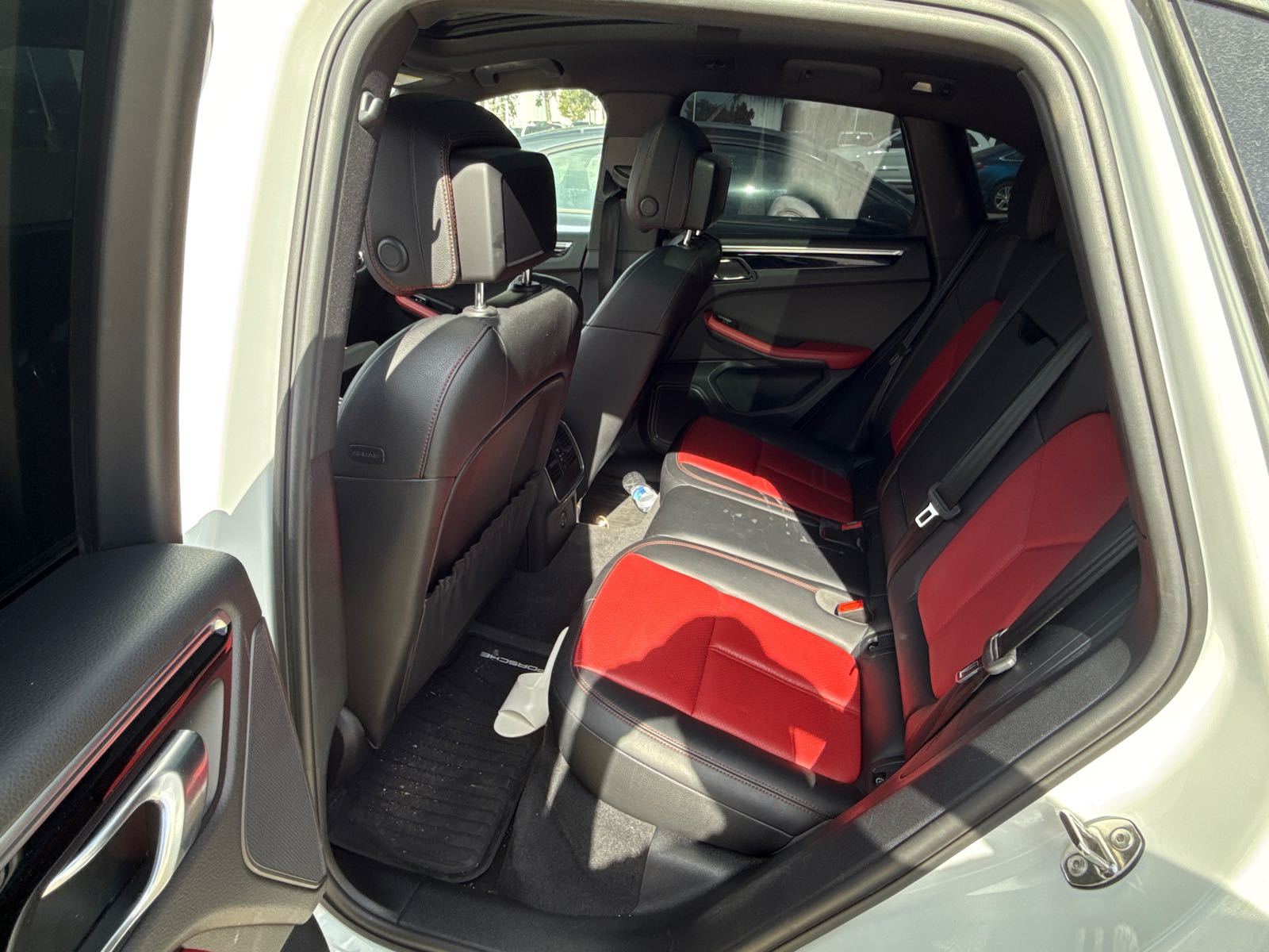 2021 Porsche macan  Base AWD