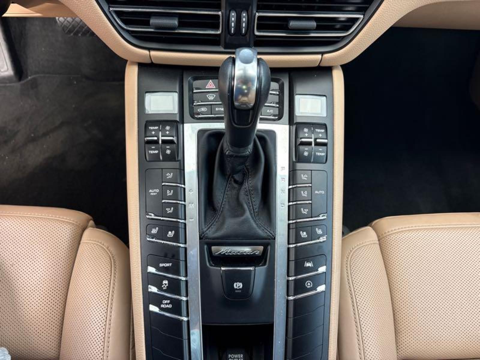 2019 Porsche macan   AWD