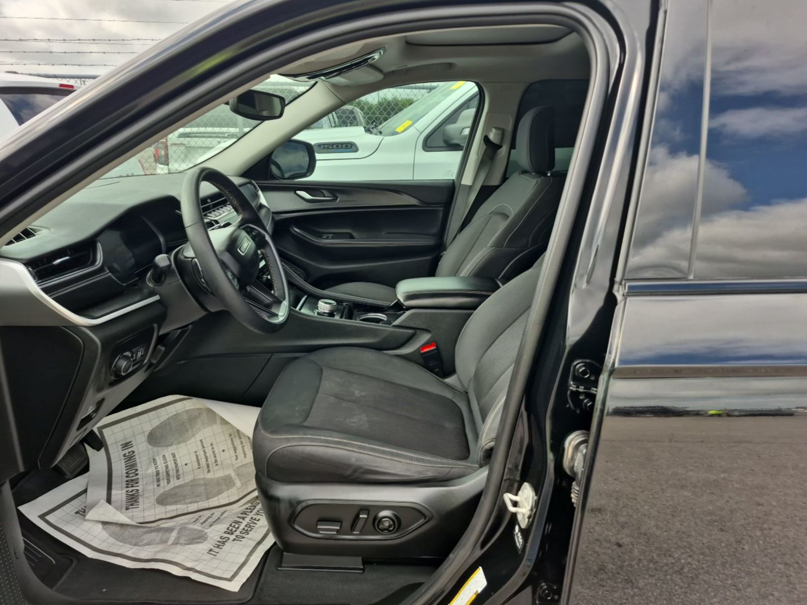 2023 Jeep Grand Cherokee  Laredo AWD