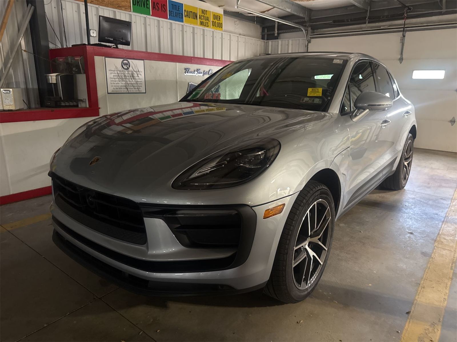 2025 Porsche macan  Base AWD