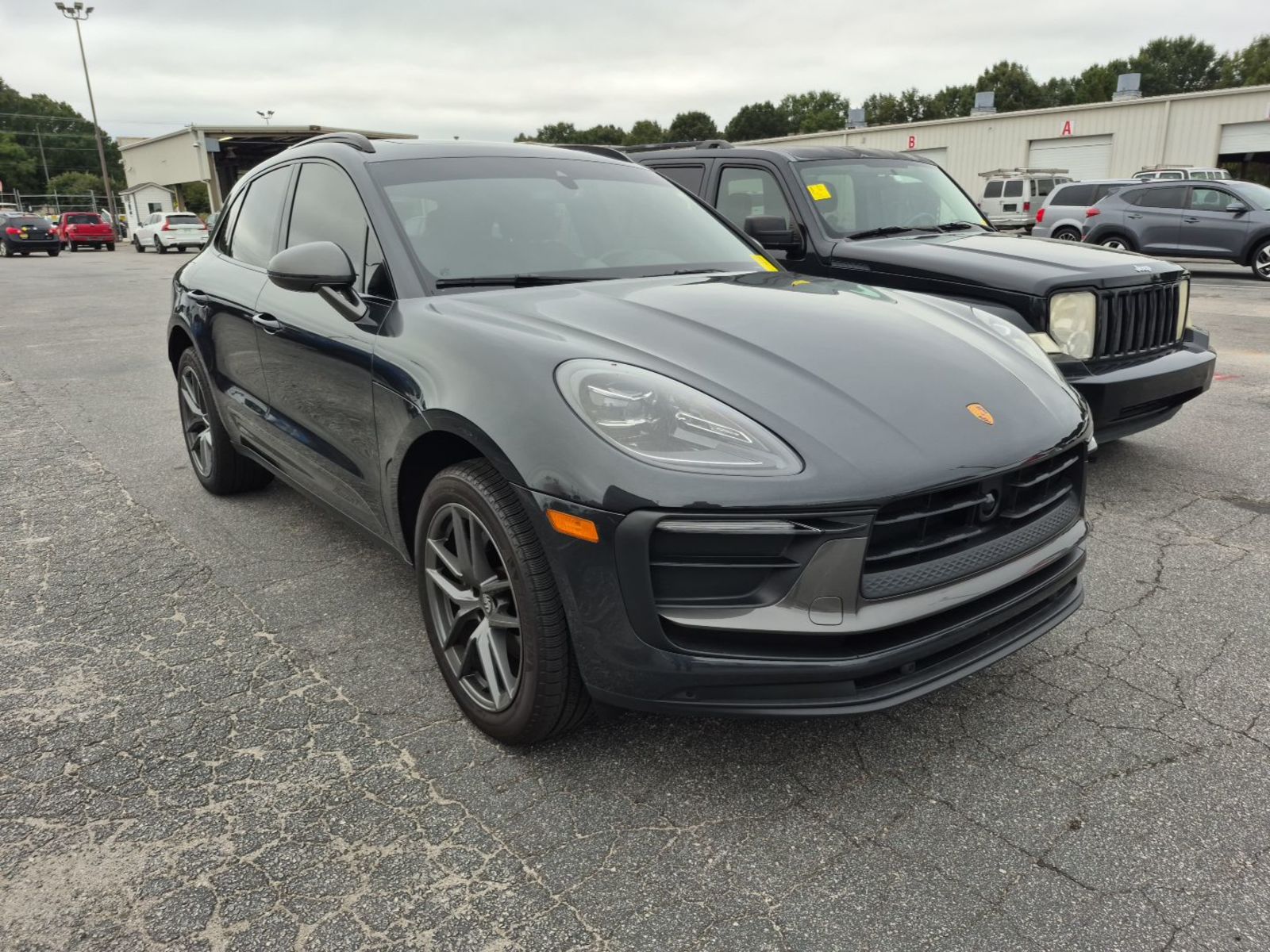 2025 Porsche macan  Base AWD